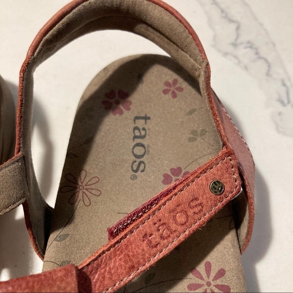 TAOS Sz 11 Trophy 2 Leather Strappy Sandal - Picture 3 of 9